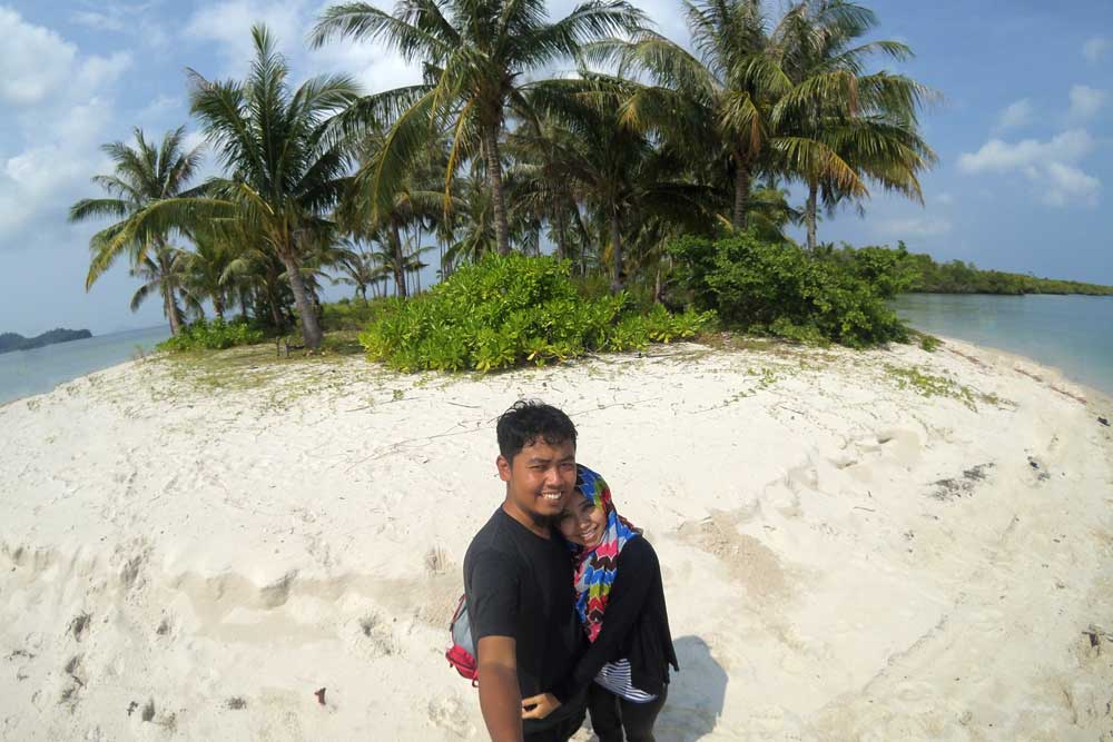 Pose cantik dan tampan dulu, padahal silau Pose cantik dan tampan dulu, padahal silau